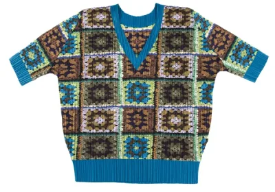 PLEATS PLEASE クロシェ編みプリントVネックTシャツ